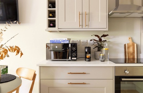 Adamsdown Apartment | Cohost Partners Chic 1BR in Roath with Free WiFi