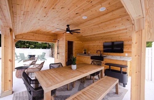 Columbia House | Cola's Hideaway Pool House Retreat & Outdoor Oasis