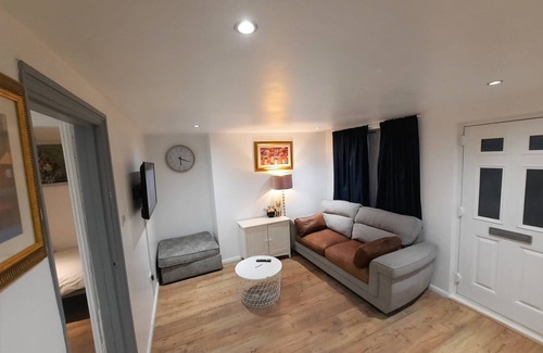 Colchester House | Colchester 3-Beds, Sleeps 5 with Parking & WiFi