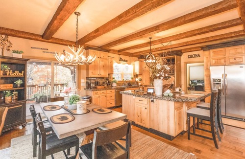 Pittsburg Cabin | Colibri Cabin on a peaceful lake, with a hot tub!