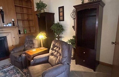 Hastings Apartment | Collosal Craftsman-4 BR, 9 Beds-Sleeps 1 to 14!