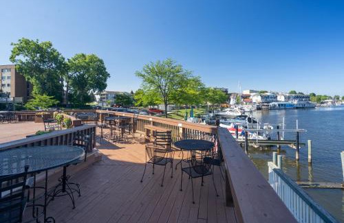 South Haven House | Colonial 1 - studio apartment overlooking the Black River