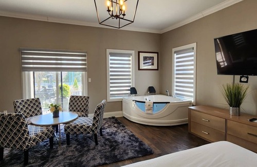 Grand Bend Hotel | Colonial Hotel & Suites - Executive Jacuzzi Suite