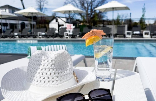 Grand Bend Hotel | Colonial Hotel & Suites - Brenner Premium King