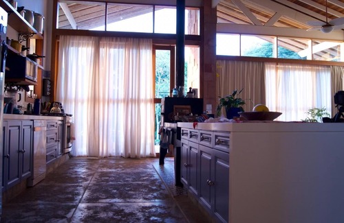 Atibaia House | Colonial mansion in gated community facing the woods