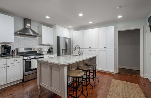 Forest Lake House | Colonial on 15th - Walk to Campus- 3BR 3BA- 5 TVs
