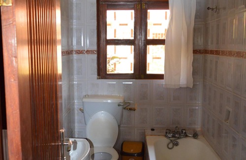 Entebbe Bed & Breakfast | Colonial Residence Bed and Breakfast Entebbe