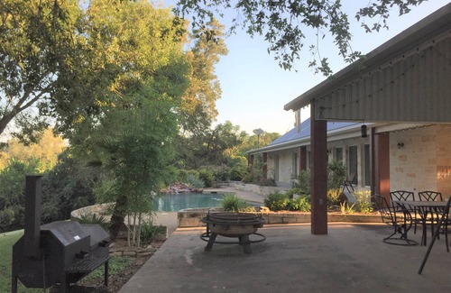 La Grange House | Colorado River TX, Boat ramp, Fishing, paddling, Pool, BBQ, Round Top, La Grange