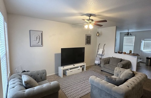 Southeast Colorado Springs House | Colorado Springs getaway! 8 mins to airport and downtown, free parking
