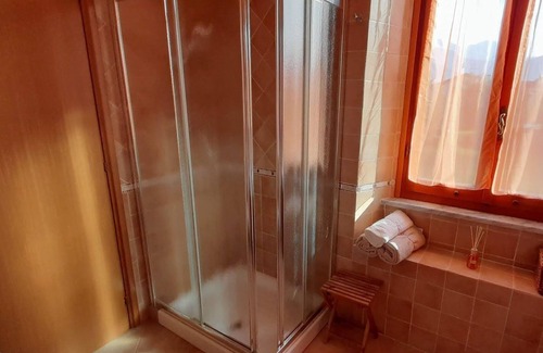 Querceta Apartment | Colorful apartment on the 1st floor of a farmhouse among the olive trees 3 km from the sea