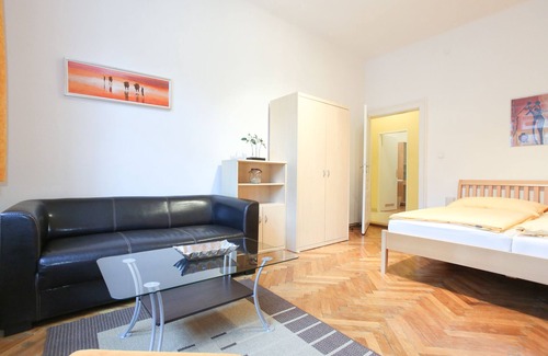 Ottakring Apartment | Colorful, bright apartment for 4 people in a quiet location