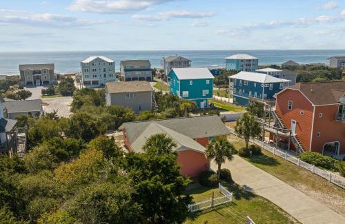 Emerald Isle House | Colorful Emerald Isle Home Just Steps to Beach!