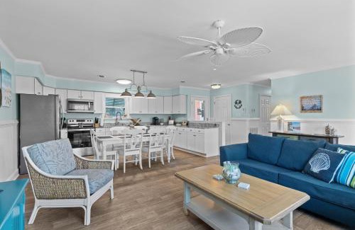 Emerald Isle House | Colorful Emerald Isle Home Just Steps to Beach!