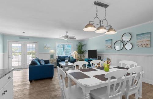 Emerald Isle House | Colorful Emerald Isle Home Just Steps to Beach!