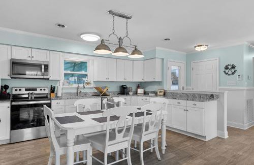 Emerald Isle House | Colorful Emerald Isle Home Just Steps to Beach!