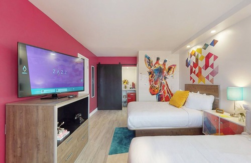 Nob Hill Hotel | Colorful Family Suite in Nobhill