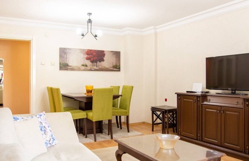 Bayraklı Apartment | Colorful Flat with Balcony in Bayrakli
