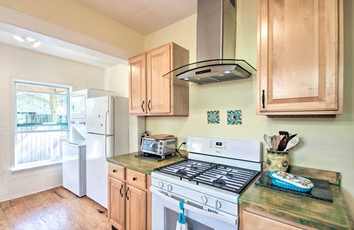 East Hill House | Colorful Pensacola Oasis: 1 Block to Bayview Park!