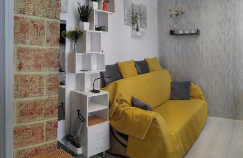 Ciekurkalns Apartment | Colorfull Experience in Hause built 1910 Fast free WiFi Free Parking