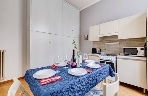 Nomentano Apartment | Colors and Colture Near Colosseum