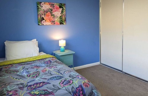 Garran Apartment | Colourful & Happy Apartment 3bd, 2bth @Garran