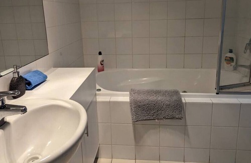 Garran Apartment | Colourful & Happy Apartment 3bd, 2bth @Garran