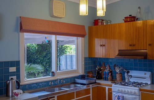 Fulham Gardens House | Colourful mid-century modern, 5 minutes from the beach and close to airport