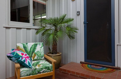 Fulham Gardens House | Colourful mid-century modern, 5 minutes from the beach and close to airport