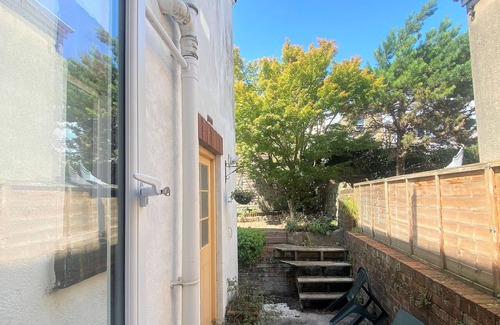 Southville House | Colourful vintage-styled home in lovely Southville