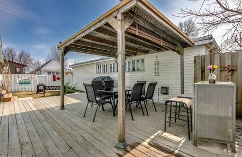 Port Stanley Cottage | Colours on Bessie - just a minute to the Beach!