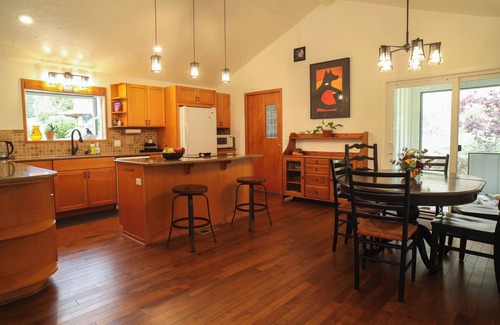 Stevenson House | Columbia Gorge Farmstead with River Views