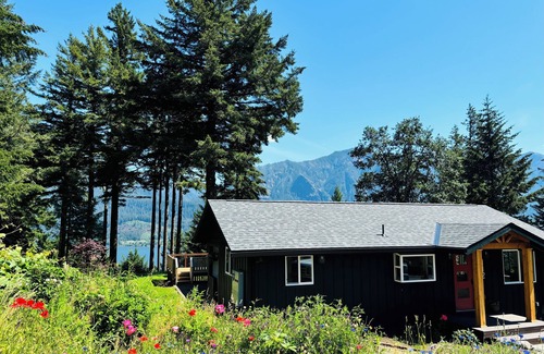 Stevenson House | Columbia Gorge Farmstead with River Views