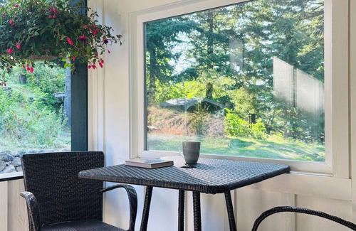 Stevenson House | Columbia Gorge Farmstead with River Views