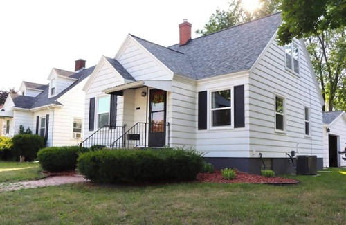 Green Bay House | Columbia House. Unique, Comfortable Cape Cod Home. Pet friendly.