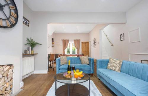 Northampton House | Colwyn House - Central Location - Free Parking, Pool Table, Super-Fast Wifi, Self Check-In and Smart TV with Virgin TV and Netflix by Yoko Property