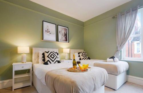 Northampton House | Colwyn House - Central Location - Free Parking, Pool Table, Super-Fast Wifi, Self Check-In and Smart TV with Virgin TV and Netflix by Yoko Property