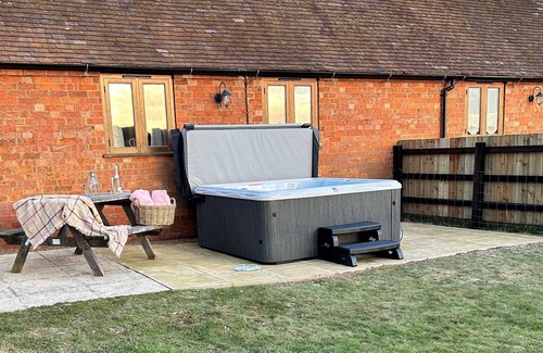 Bidford-on-Avon House | Combine Shed at Oosland Barns - sleeps 4 guests in 2 bedrooms