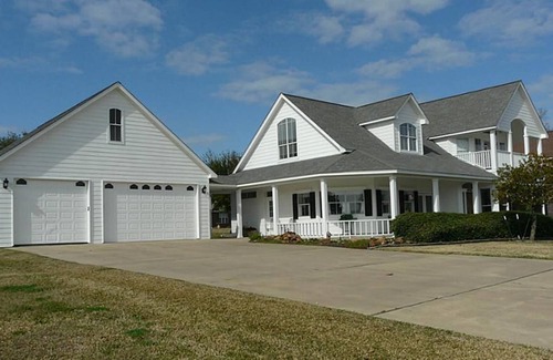 Seven Coves House | Combine your stay with the best of vacation and recreation in this true manor