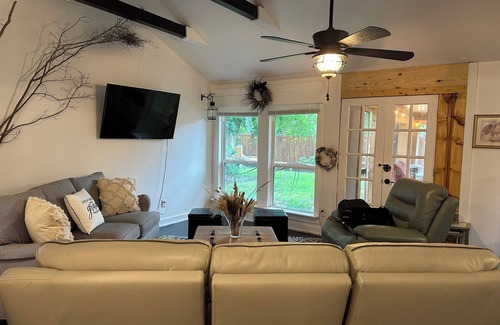 Taylor House | Come and Relax at Summit of Grace, 3 Bed/2 Bath with large backyard & firepit!