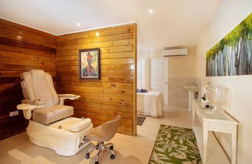 Charlotte House | Come Create Memories w/ Fun-filled Adventures at this Paradise! 4 Relaxing Units