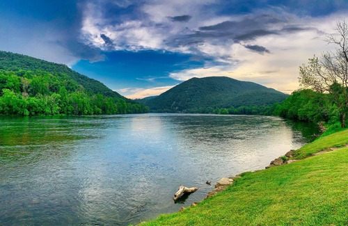 New River Cabin | Come Enjoy a Cozy Getaway Cabin on The River