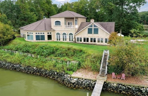 Earlville Villa | Come enjoy our luxurious 10,000 sq