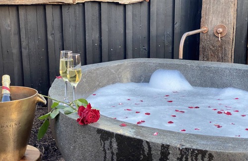 Hepburn Cottage | Come for the delicious 2.6 tonne outdoor bath. Stay for everything else!