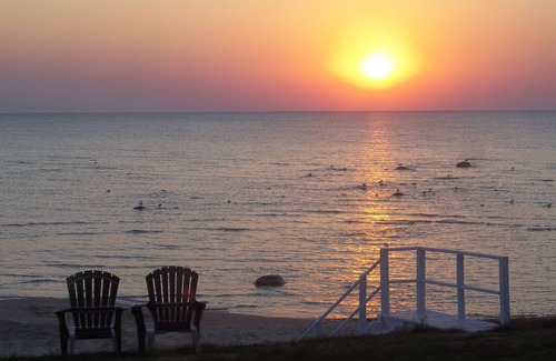 Deckerville Cottage | Come have fun on the beach! Right on Beautiful Lake Huron! Only n9 steps down!n