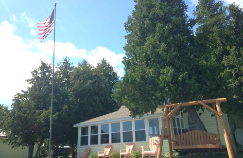 Deckerville Cottage | Come have fun on the beach! Right on Beautiful Lake Huron! Only n9 steps down!n