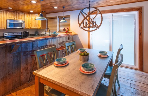 Leicester Cottage | Come pet the farm animals and enjoy mountain views