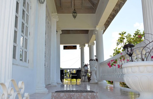 Paradise Acres Villa | Come relax and unwind and enjoy a piece of Paradise in montego Bay Jamaica