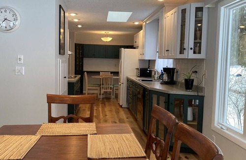 Weyauwega House | Come Relax at the Lake