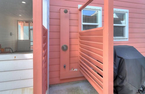 Port Aransas House | Come spend a little "Island Time" in this 3 bed 3 1/2 bath home!