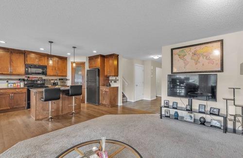 Southeast Calgary House | Come stay at a quiet room in a safe area in the south of Calgary. Must love dogs